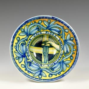 Unus Dominus • Una Fides • Unum Baptisma - Piatto a cappello di prete - Galileo Chini, Fornaci San Lorenzo, 1919-1925 circa